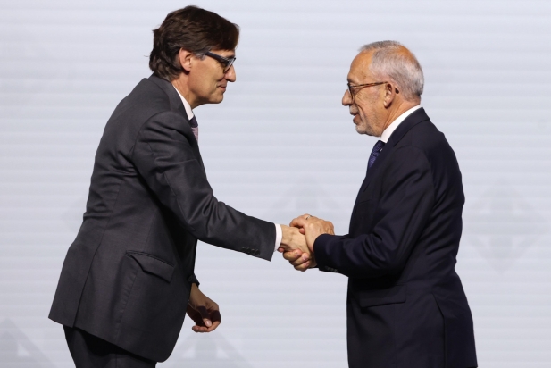 El president de la Generalitat, Salvador Illa, en el moment de lliurar la Creu de Sant Jordi a Ramon Alberch
