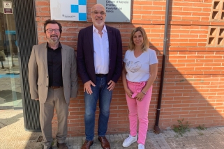 Els membres del grup municipal de Junts (Lluís López, Joan Juni i Olga Arpal) aquest matí davant de la porta del CAP
