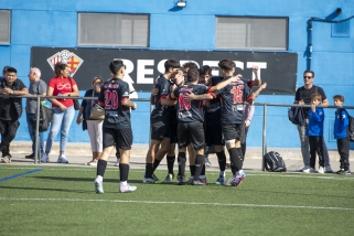 Els jugadors de la UE Castellar celebren un gol en un partit fora de casa.