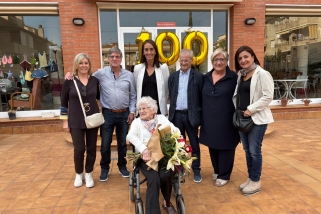 Rosa Marcet envoltada de la família, de l'alcaldessa, Yolanda Rivera, i la regidora de la Gent Gran, Àngela Bailén, a la residència de Les Orquídies