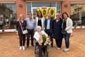 Rosa Marcet envoltada de la família, de l'alcaldessa, Yolanda Rivera, i la regidora de la Gent Gran, Àngela Bailén, a la residència de Les Orquídies