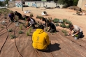 Estudiants de les Garberes treballant en el parterre de la Ronda Llevant || aj. castellar