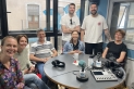 Els turistes amb els creadors de la iniciativa, Joan Comellas i Jon Escolar-drets- abans de gravar el pòdcast a Ràdio Castellar.