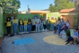 Docents concentrats a la porta de l'escola El Sol i La Lluna, aquest dimecres al matí. || M. A.