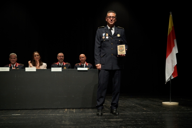 El cap de la Policia Local, Armand Martínez, recollint una placa per la col·laboració de la Policia Local amb els Mossos d’Esquadra