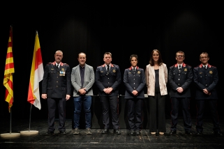 L'alcaldessa de Castellar, Yolanda Rivera i el regidor de Seguretat i Protecció Civil, amb els quatre Mossos de Castellar que han rebut el reconeixement al Dia de les Esquadres