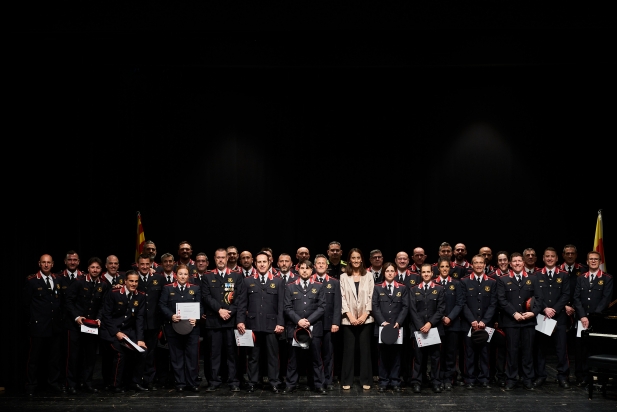 L'alcaldessa de Castellar, Yolanda Rivera, amb els Mossos que van rebre distincions en el Dia de les Esquadres
