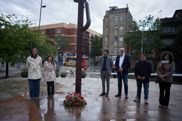 Homenatge floral als peus del `Monument a la Memòria'
