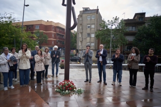 Minut de silenci davant del Monument a la Memòria amb l’alcaldessa i els representants dels grups municipals