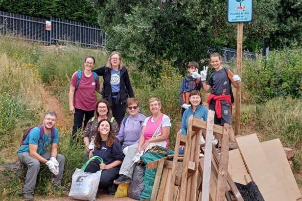 Els participants a la neteja dels voltants de l'escola El Casal