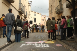La lectura del manifest de Poble Viu davant de Cal Gorina