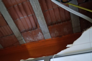 Part del fals sostre que ha caigut de l'autoescola