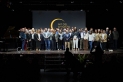 Fotografia dels representants dels 34 comerços guardonats amb els portaveus dels grups municipals i l'alcaldessa. || Q. P.