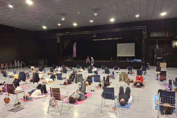 Taller de gimnàstica abdominal hipopressiva adreçat a dones en una imatge de l’any passat