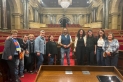 El diputat d'ERC, Juli Fernández, al Parlament acompanyat de la secció local d'ERC