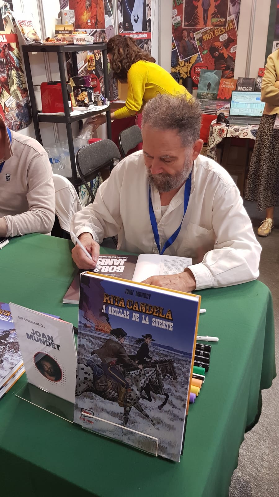 Signatura de llibres de Joan Mundet al Saló Internacional del Còmic 2026. || R. G.