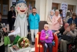 La germana Enriqueta envoltada de les seves exalumnes