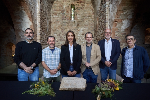 D'esquerra a dreta, l'arqueòleg territorial de la Generalitat, Antoni Martín, l'arqueòleg i responsable del projecte d'excavació, Jordi Roig, l'alcaldessa de Castellar, Yolanda Rivera, el director del Serveis Territorials a Barcelona, del Departament de Cultura, Andreu Felip, el portaveu de Junts, Joan Juni, i i el professor titular d'Història Medieval de la UAB, Ramon Martí, després dels actes de presentació dels resultats de la campanya d'excavacions arqueològiques a Castellar Vell