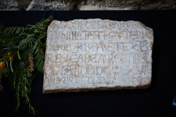 La làpida funerària de marbre de la toma d'Ermomir, datada l'any 966