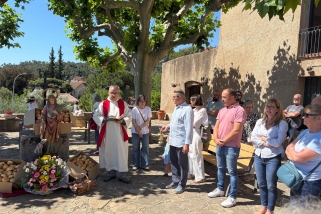 La benedicció del pa, a les portes de la parròquia de Sant Feliu. || J.G.