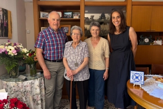 Caterina Rovira acompanyada de l'alcaldessa i els seus familiars aquest dimecres, 27 de maig, el dia en què ha fet 100 anys