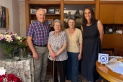 Caterina Rovira acompanyada de l'alcaldessa i els seus familiars aquest dimecres, 27 de maig, el dia en què ha fet 100 anys