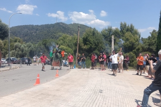 Moment de la traca final de la Víbria per acomiadar el castellarenc Dídac Prat Galí. A la dreta, el seu germà Joan. || M. A.
