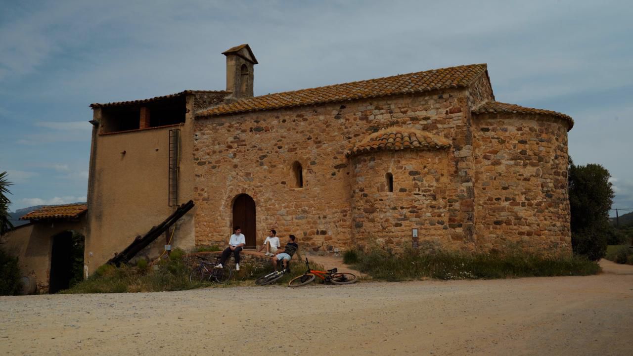 Moment del videoclip, a sant Pere d'Ullastre. || CEDIDA Moment del videoclip, a sant Pere d'Ullastre. || CEDIDA