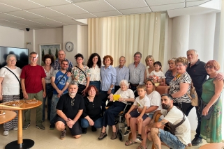 La secció local d'ERC, amb la secretària general d'ERC, Elisenda Alamany, la família i l'homenatjada, Rosa Marcet