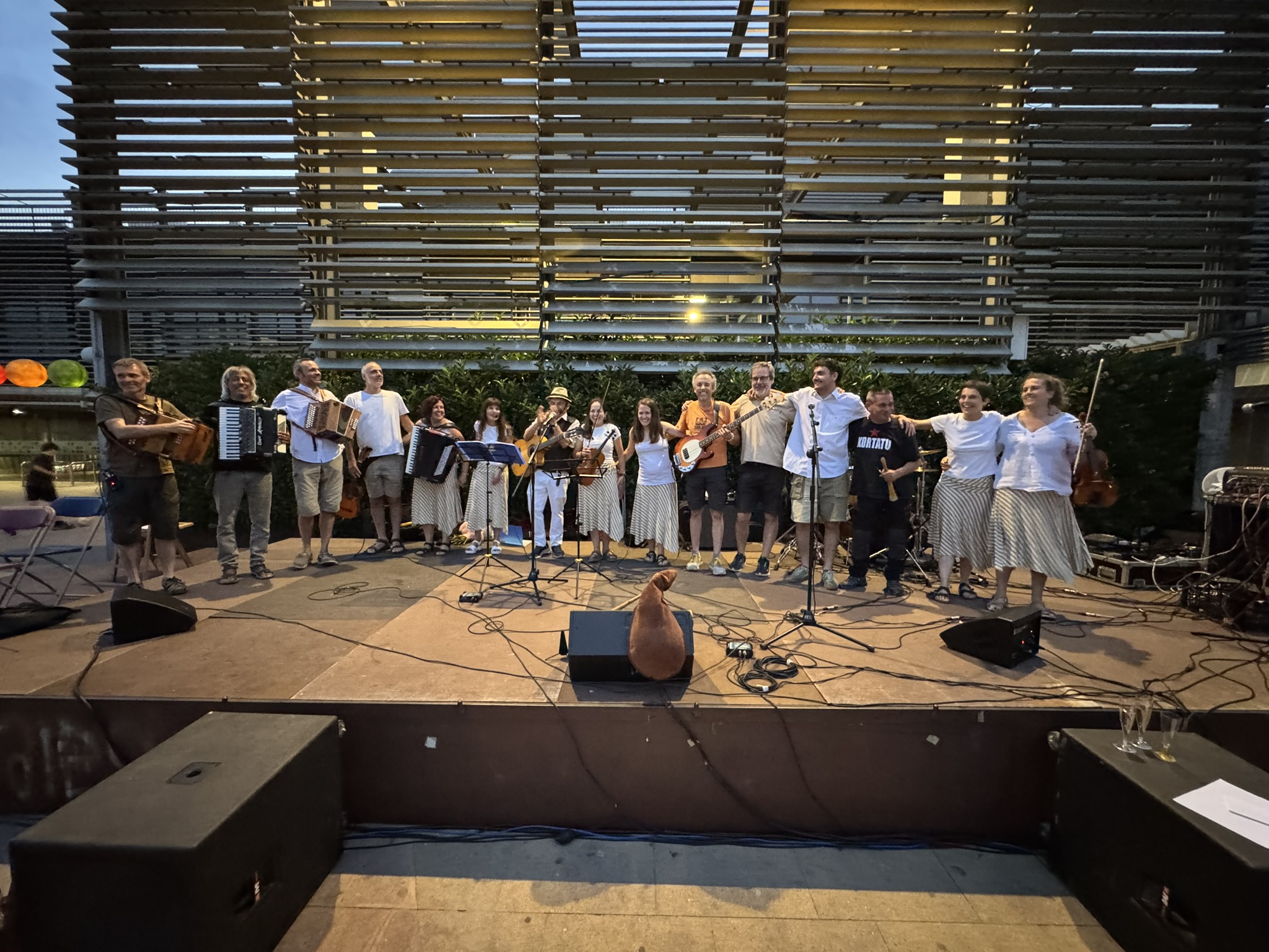 Catorze músics que en algun moment han format part del grup, van acompanyar els Bufanúvols a la celebració. || CEDIDA