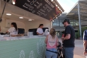 Els primers clients de la foodtruck de Tacos el Tigre dimecres a la tarda