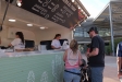 Els primers clients de la foodtruck de Tacos el Tigre dimecres a la tarda