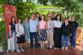 Gina Torres i Maria Alió, al centre, envoltades de la  família d'Oriol Papell, els membres del grup municipal d'ERC i el vicesecretari de Comunicació d'ERC,  Isaac Albert