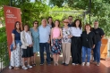 Gina Torres i Maria Alió, al centre, envoltades de la  família d'Oriol Papell, els membres del grup municipal d'ERC i el vicesecretari de Comunicació d'ERC,  Isaac Albert