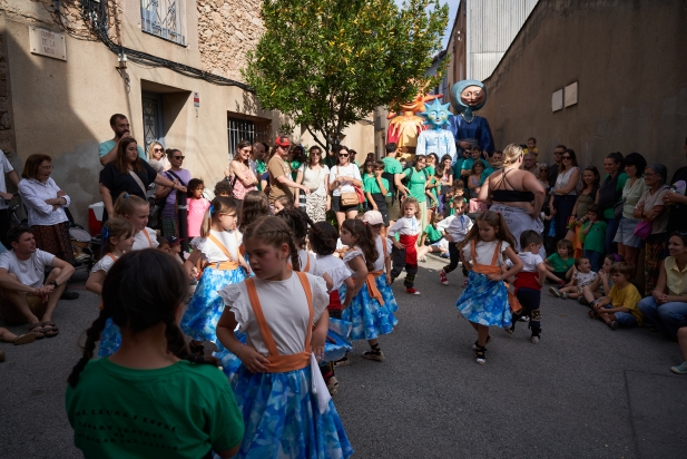 El Ball de Gitanes infantil actuant al carrer de la Mina durant la cercavila El Ball de Gitanes infantil actuant al carrer de la Mina durant la cercavila