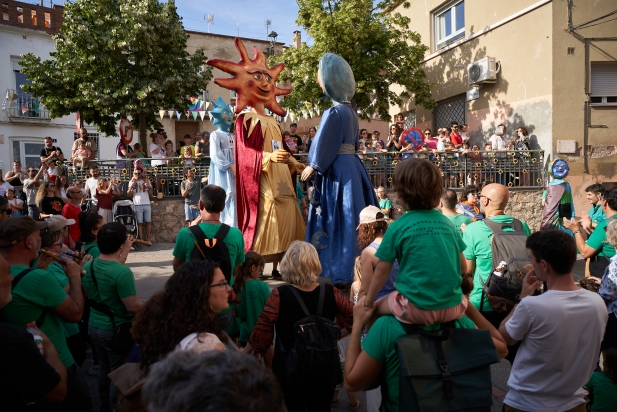 El Sol, la Lluna i l'Estel ballant al final de la cercavila al costat de la plaça Vella El Sol, la Lluna i l'Estel ballant al final de la cercavila al costat de la plaça Vella