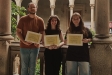 Les alumnes Zoe Lorenzo Castillo i Lucía Ruiz García amb el professor José Emilio Calvo Medina al pati de la UB