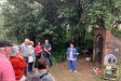 L’arxivera municipal, Sílvia Sáiz, davant l’entrada al refugi