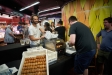 La xarcuteria Prat Torras preparant el duo de croquetons de Txuleta Basca dissabte a la tarda