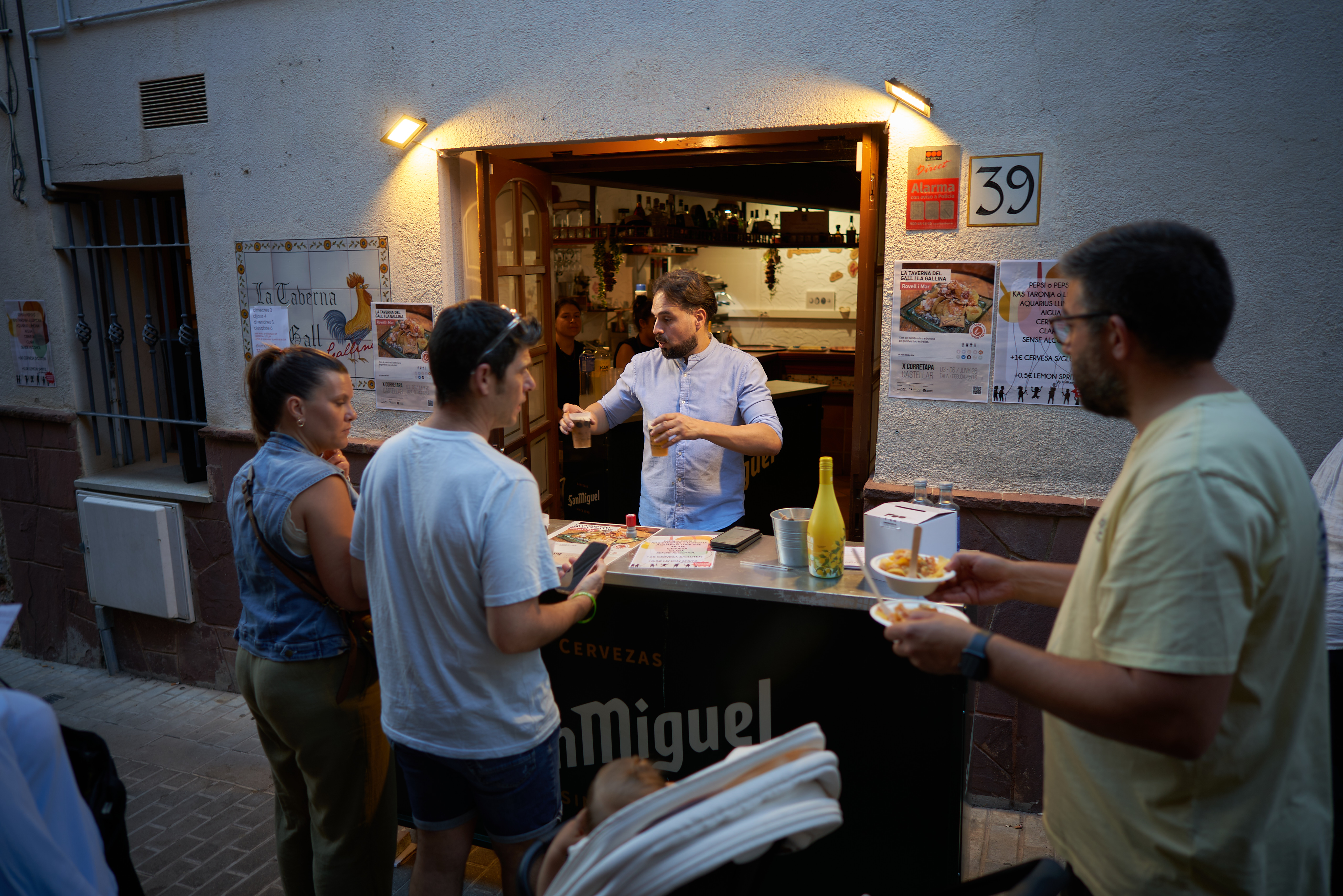 Clients esperant les tapes elaborades per La taverna del Gall i la Gallina.