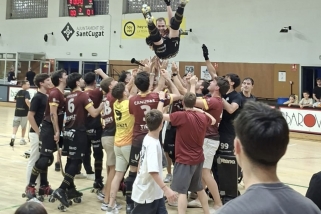 Els jugadors del filial de l'HC Castellar celebren l'ascens a Sant Cugat.
