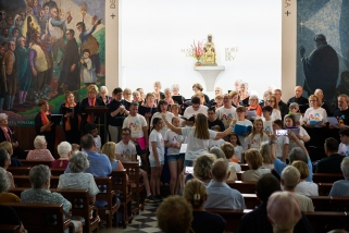 Les corals Pas a Pas i Xiribec a la Capella de Montserrat, dissabte passat. ||Q. P.