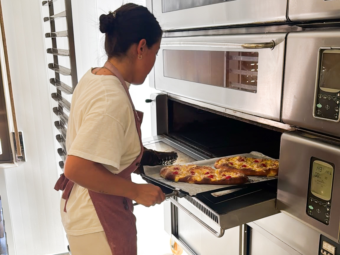 La pastisseria Andreví, amb diverses coques al forn. La pastisseria Andreví, amb diverses coques al forn.