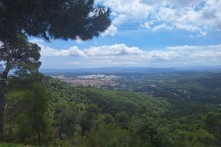 Vistes de l’entorn natural amb el nucli urbà de Castellar al fons. || Cedida