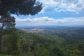Vistes de l’entorn natural amb el nucli urbà de Castellar al fons. || Cedida
