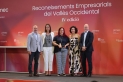 L'alcaldessa de Castellar, Yolanda Rivera, amb representants de Pimec i Àngels i Patrícia Gálvez, de Cárnicas Merche, amb el reconeixement al comerç de proximitat