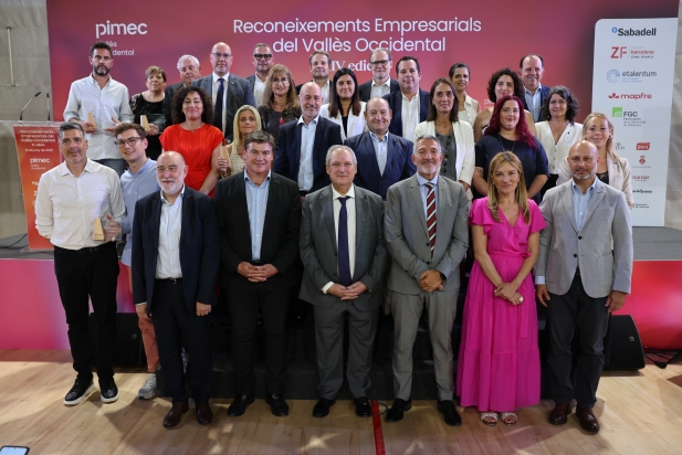 Foto de família de tots els guardonats amb els premis Reconeixement de PIMEC, el president de la patronal, Antoni Cañete, el ministre d'Indústria, Jordi Hereu, i el conseller d'Indústria i Treball de la Generalitat, Miquel Sàmper