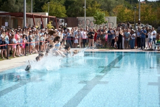 Els primers banyistes que van inaugurar la piscina Colobrers van ser els membres del Consell d'Ifants || Q. PAscual