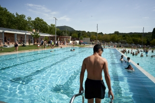 Els primers banyistes de la piscina Colobrers en una imatge de dissabte, minuts després de la seva inauguració formal || Q. Pascual