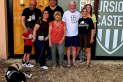 La família del Kalo i l’Erik amb els representants del Centre Excursionista.